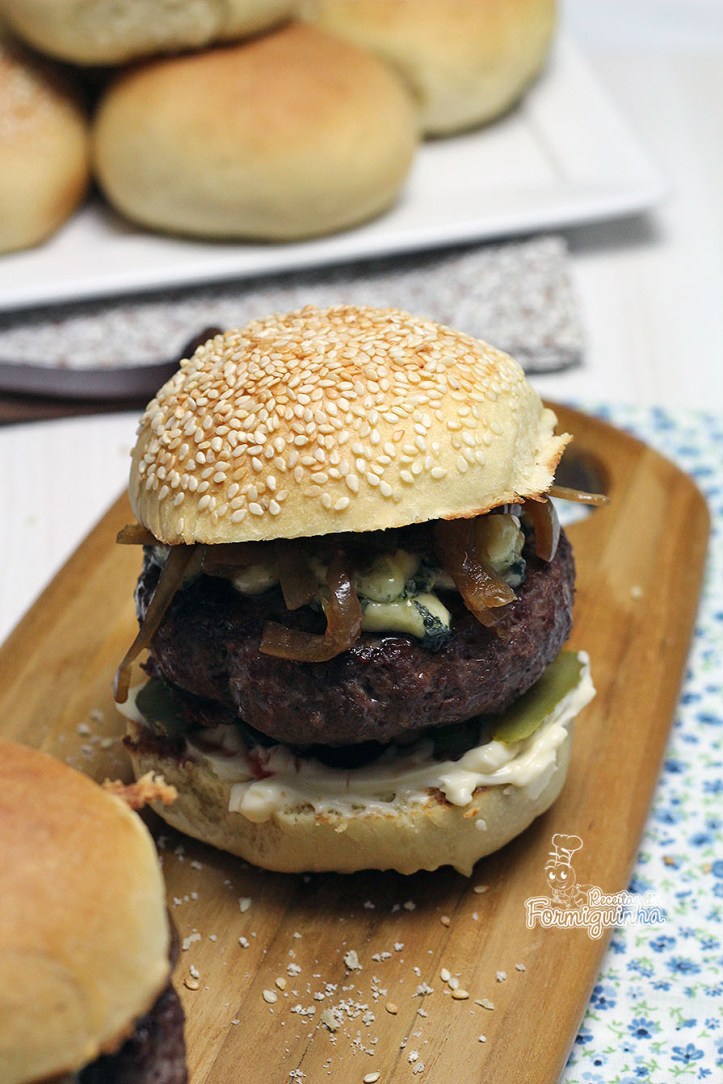 Junte a deliciosa cebola caramelizada na cerveja preta com um pão caseiro e fofinho e tenha o melhor hambúrguer que você já experimentou!