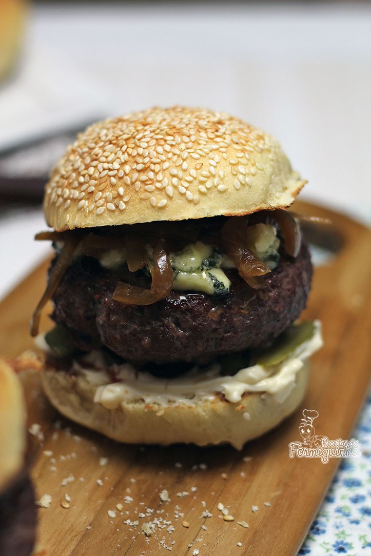 Junte a deliciosa cebola caramelizada na cerveja preta com um pão caseiro e fofinho e tenha o melhor hambúrguer que você já experimentou!