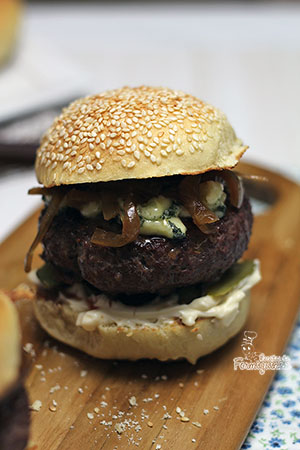 Junte a deliciosa cebola caramelizada na cerveja preta com um pão caseiro e fofinho e tenha o melhor hambúrguer que você já experimentou!