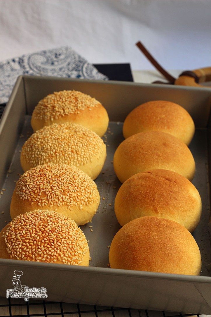Fofinho, delicioso e melhor de tudo: feito por você! Aprenda como fazer esse maravilho Pão de Hambúrguer com ou sem gergelim.