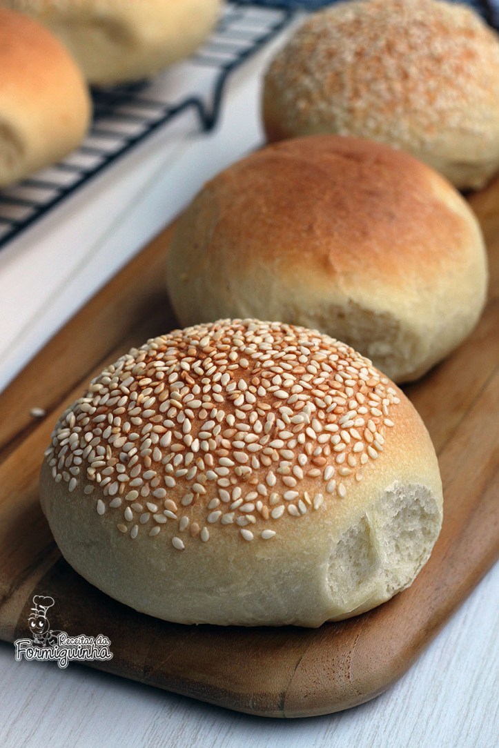 Fofinho, delicioso e melhor de tudo: feito por você! Aprenda como fazer esse maravilho Pão de Hambúrguer com ou sem gergelim.