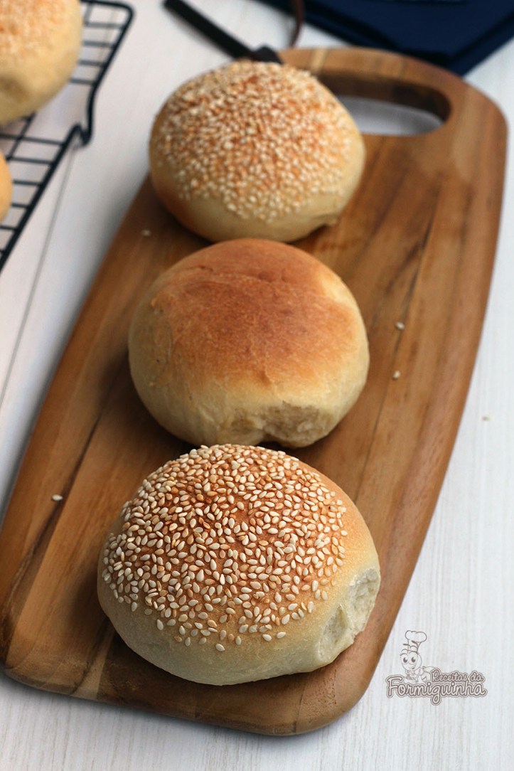 Fofinho, delicioso e melhor de tudo: feito por você! Aprenda como fazer esse maravilho Pão de Hambúrguer com ou sem gergelim.