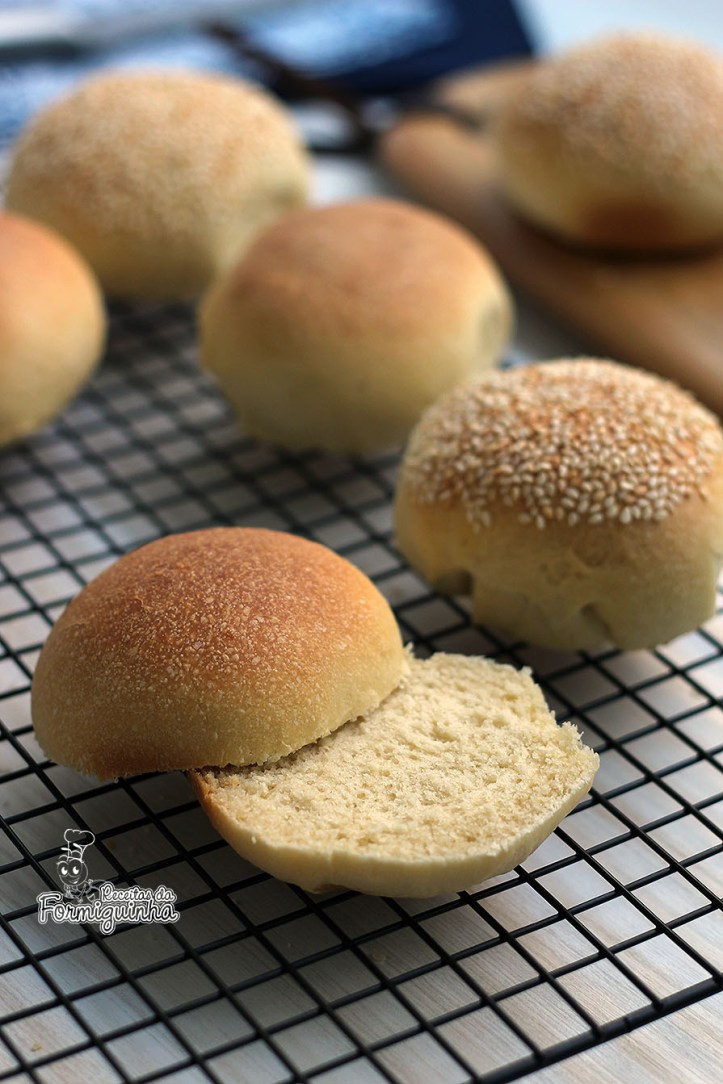 Fofinho, delicioso e melhor de tudo: feito por você! Aprenda como fazer esse maravilho Pão de Hambúrguer com ou sem gergelim.