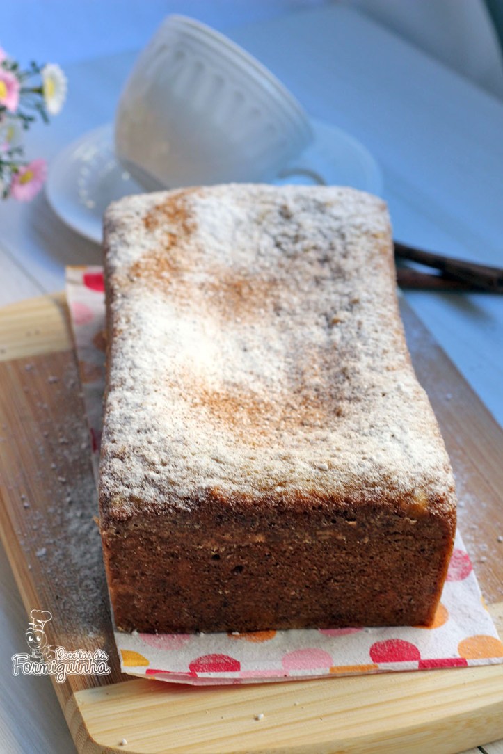 Úmido e muito saboroso! Esse Bolo de Banana com Nozes é ideal para acompanhar uma xícara de café no lanche da tarde!