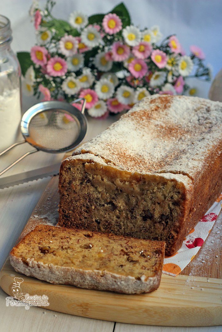 Úmido e muito saboroso! Esse Bolo de Banana com Nozes é ideal para acompanhar uma xícara de café no lanche da tarde!