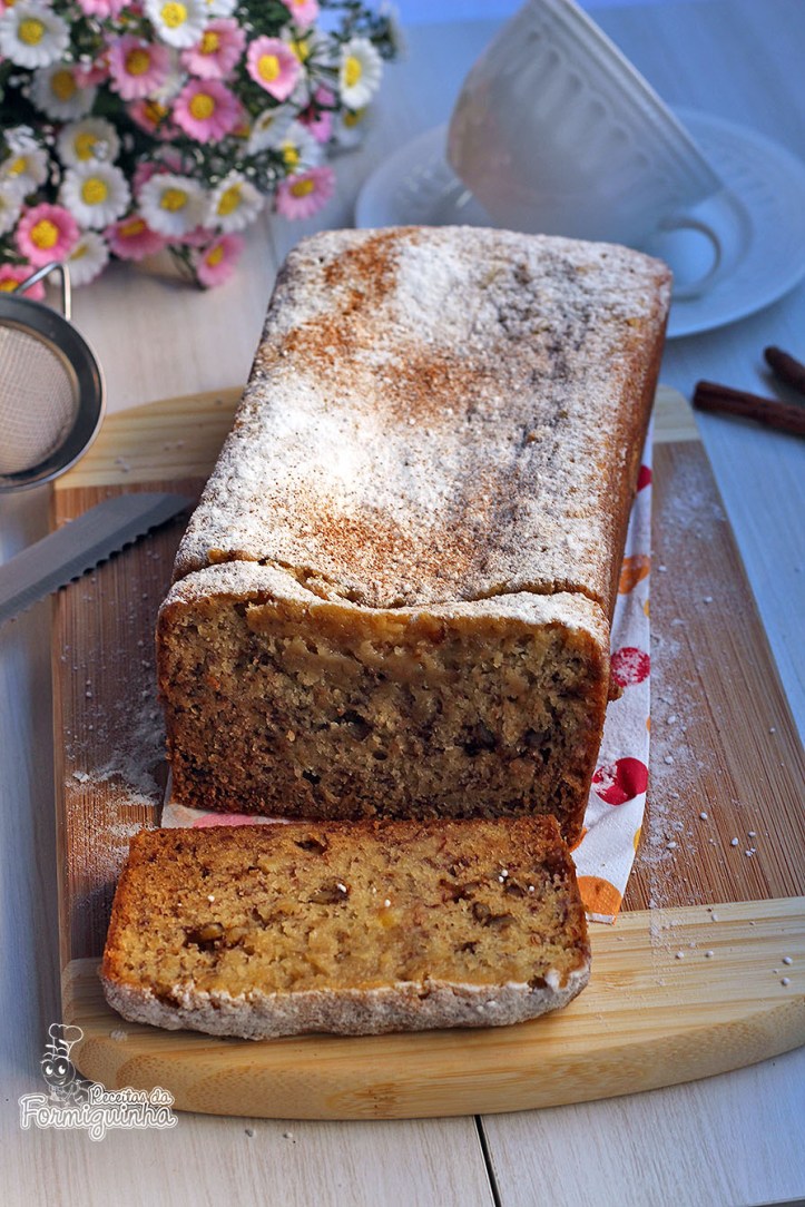 Úmido e muito saboroso! Esse Bolo de Banana com Nozes é ideal para acompanhar uma xícara de café no lanche da tarde!