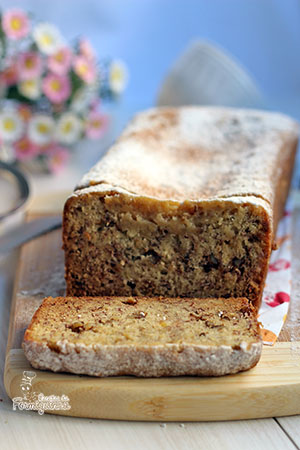 Úmido e muito saboroso! Esse Bolo de Banana com Nozes é ideal para acompanhar uma xícara de café no lanche da tarde!