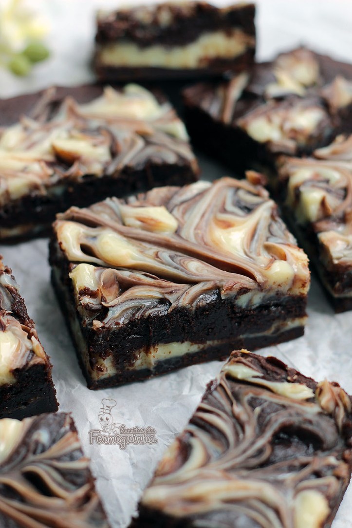 Brownie ultracremoso com colheradas de Leite Moça de Colher! Para comer rezando...