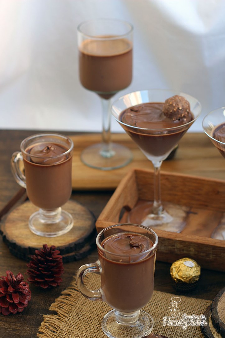 Cremosa, refrescante e deliciosa! Panna Cotta de Nutella é uma sobremesa simples e incrível para surpreender seus convidados...