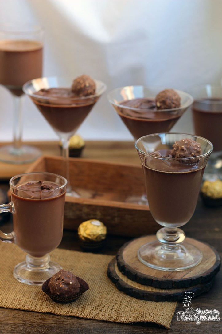 Cremosa, refrescante e deliciosa! Panna Cotta de Nutella é uma sobremesa simples e incrível para surpreender seus convidados...