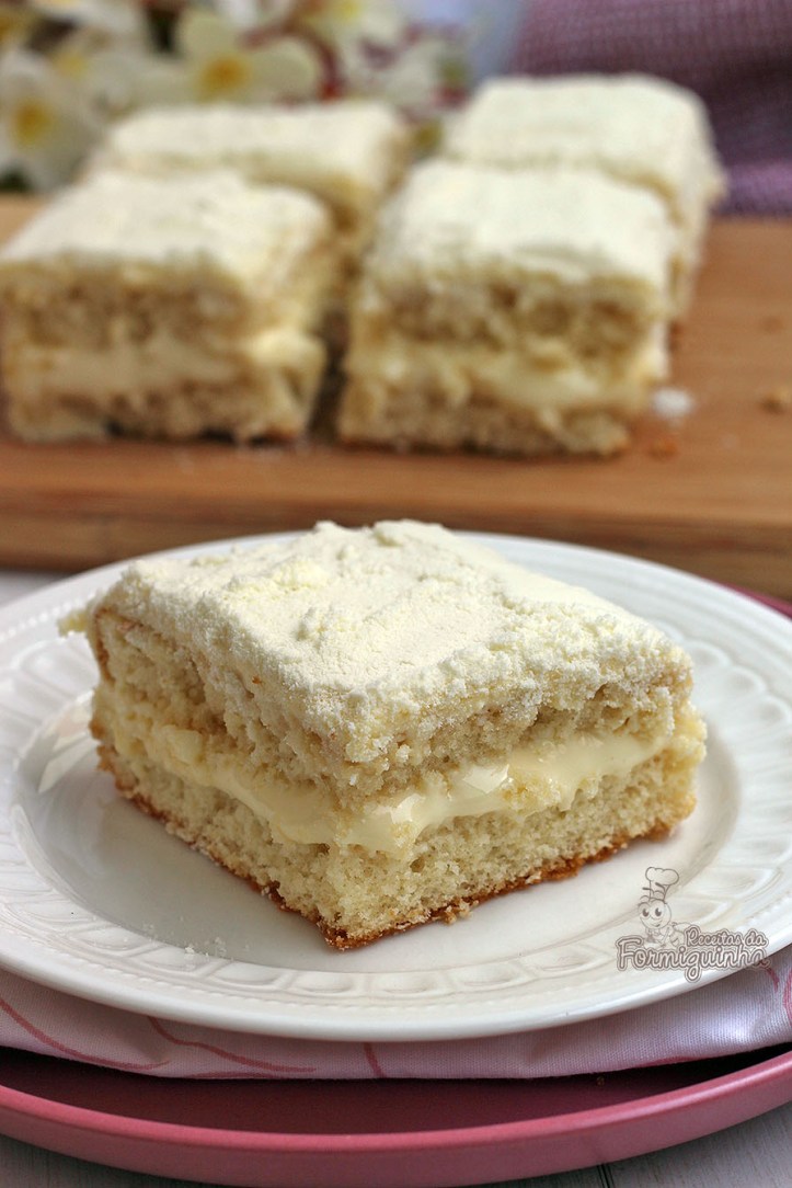 Bolo gelado e molhadinho com recheio de Leite Ninho. Embrulhe em papel alumínio e reviva os melhores momentos da sua infância.
