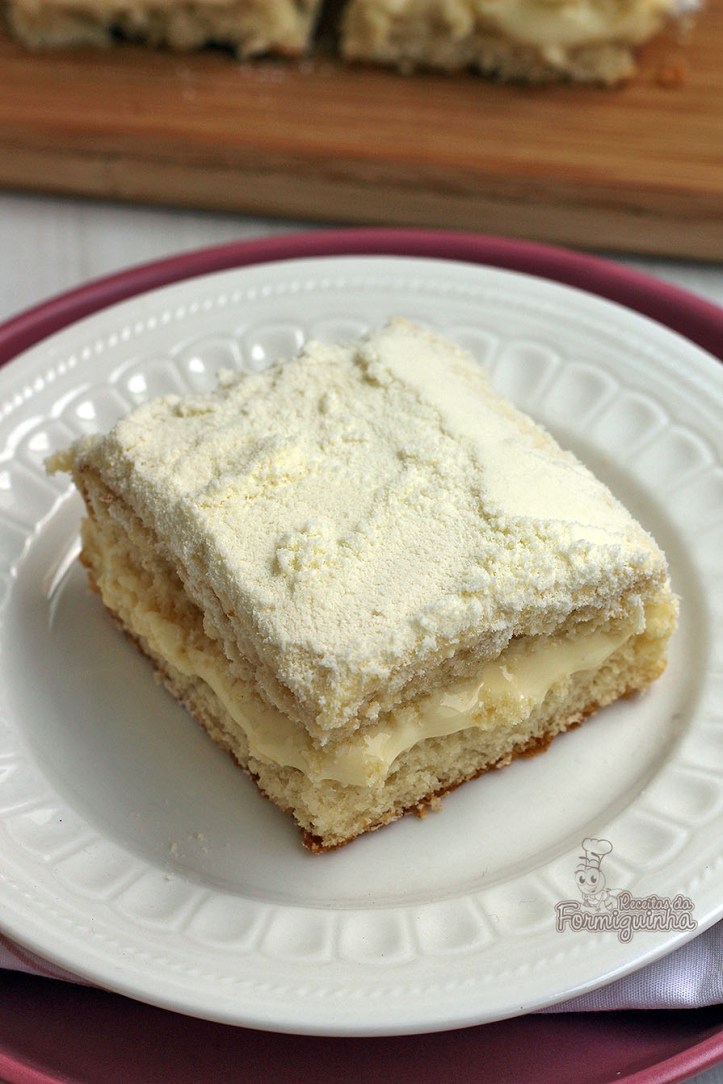Bolo gelado e molhadinho com recheio de Leite Ninho. Embrulhe em papel alumínio e reviva os melhores momentos da sua infância.